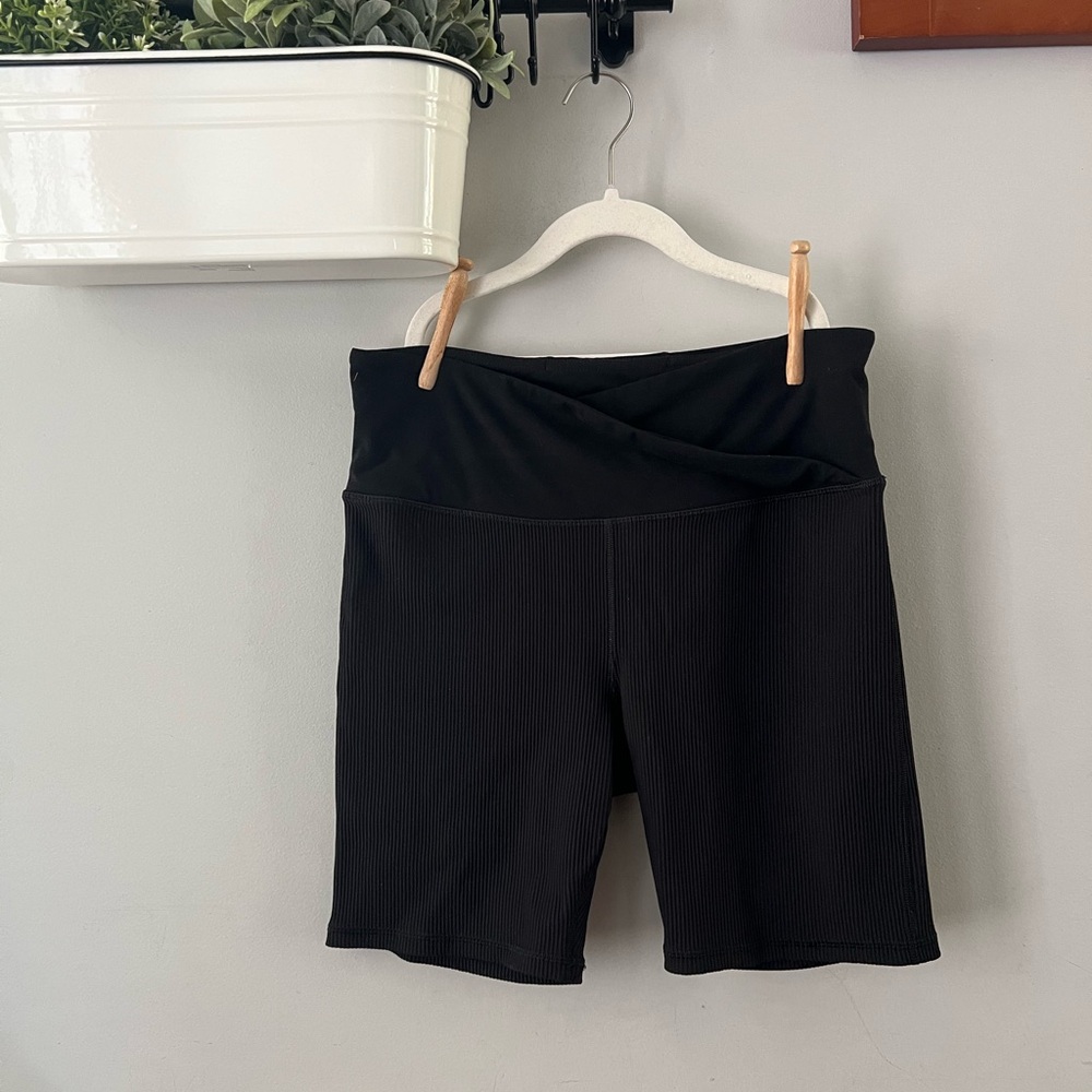 Athleta elation crossover rib 7” black bike short